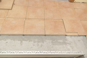 Installing aluminum tile edging