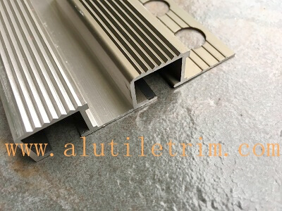 Aluminum stair nosing for tile
